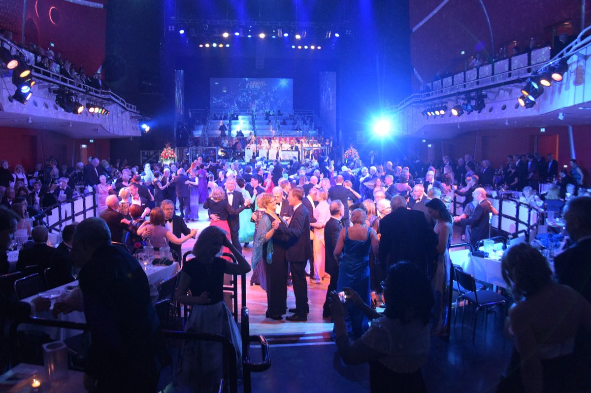 Festlich gefüllter Ballsaal mit tanzenden Paaren